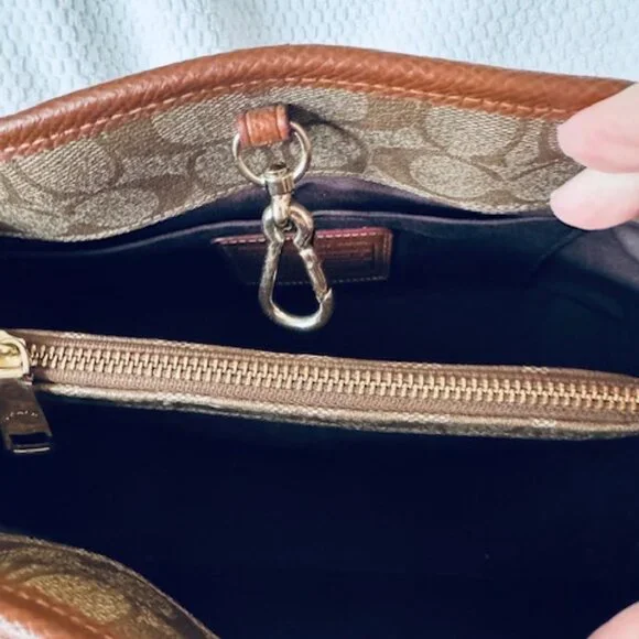 👜 Coach Savannah Small Carryall • Signature Canvas • Used• Classic Crossbody - Picture 9 of 13